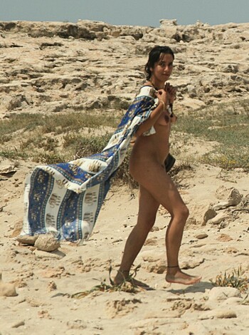 Amateur girls on beach 35 - Photo 6