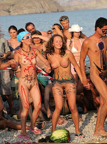 Amateur girls on beach 35 - Photo 30