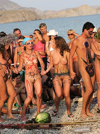 Amateur girls on beach 35 - Photo 31