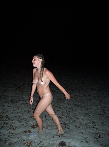 Amateur girls on beach 35 - Photo 62