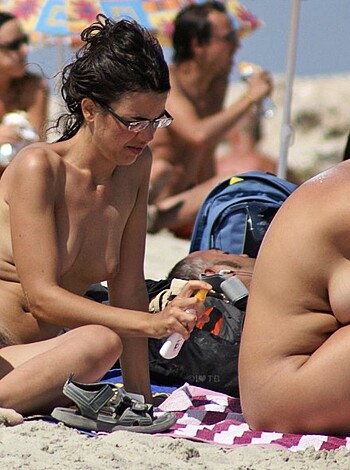 Amateur girls on beach 35 - Photo 92