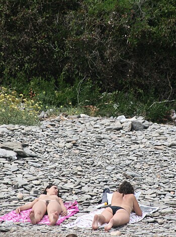 Amateur girls on beach 24 - Photo 3
