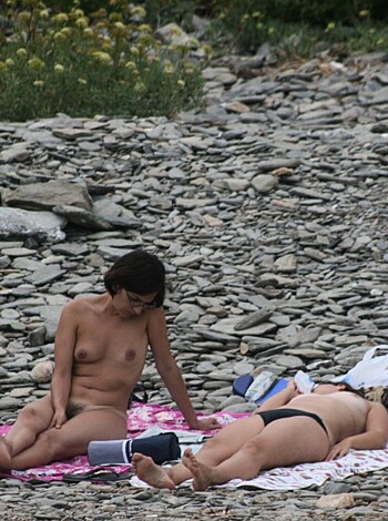Amateur girls on beach 24 - Photo 7