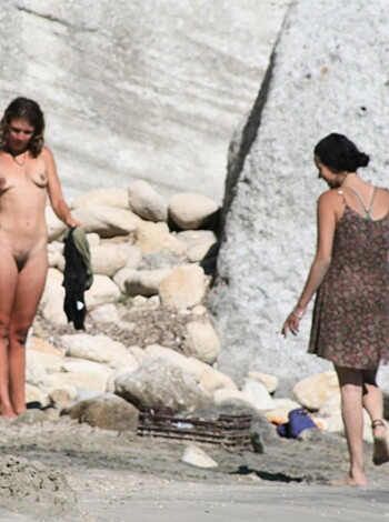 Amateur girls on beach 24 - Photo 14