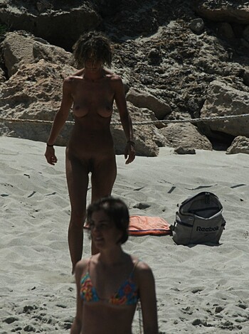 Amateur girls on beach 24 - Photo 26