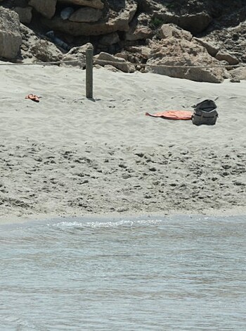 Amateur girls on beach 24 - Photo 27