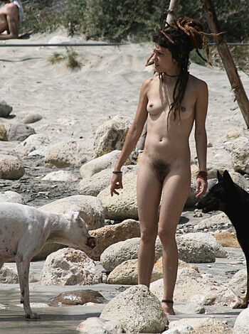Amateur girls on beach 24 - Photo 31