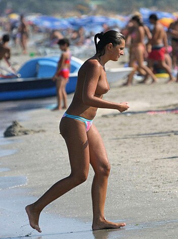 Amateur girls on beach 43 - Photo 63