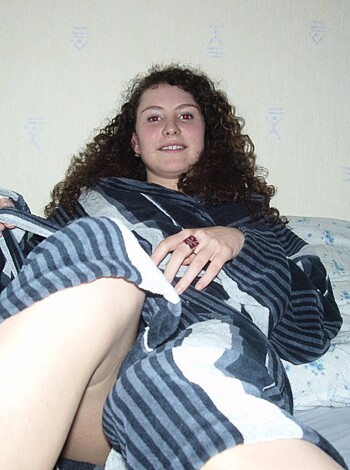 "Blowjob brunette babe playing vidya on mattress, dick-sucking slut grips gamepad."