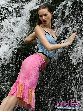Wild Eva dripping wet - Photo 3
