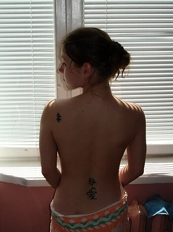 Fuckin' hot chick with tats showing her ass through the fuckin' window.