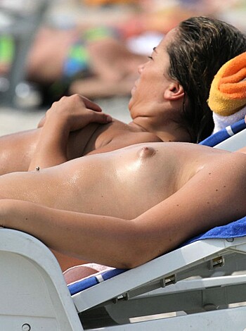 Amateur girls on beach 20 - Photo 14