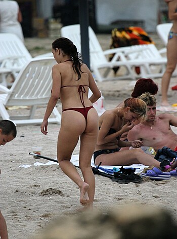 Amateur girls on beach 20 - Photo 31