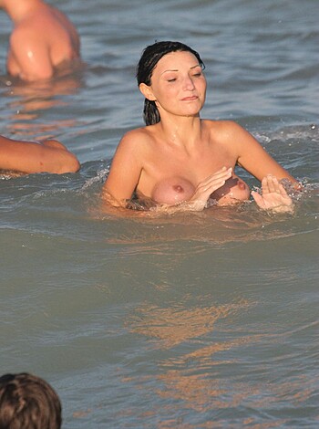 Amateur girls on beach 20 - Photo 45
