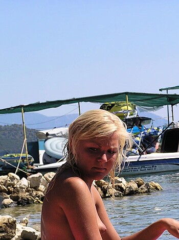 Amateur girls on beach 20 - Photo 51