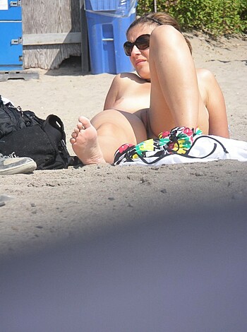 Amateur girls on beach 14 - Photo 4