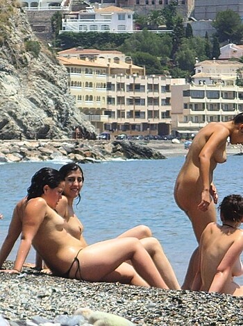 Amateur girls on beach 14 - Photo 17