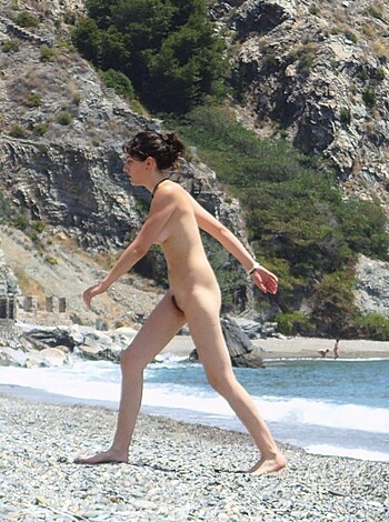 Amateur girls on beach 14 - Photo 18