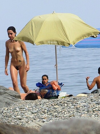 Amateur girls on beach 14 - Photo 31
