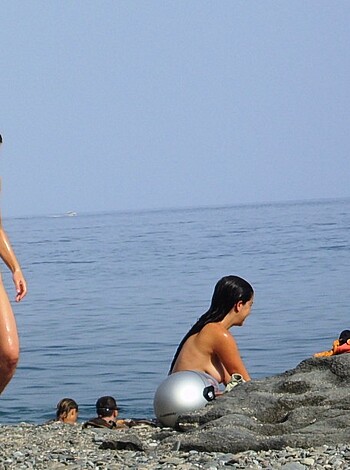 Amateur girls on beach 14 - Photo 35