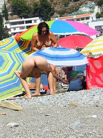 Amateur girls on beach 14 - Photo 39