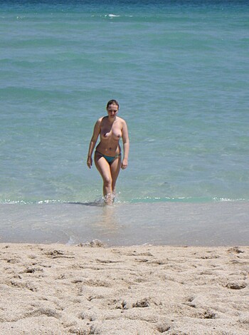 Hot Girlfriend on Vacation 5 - Photo 6