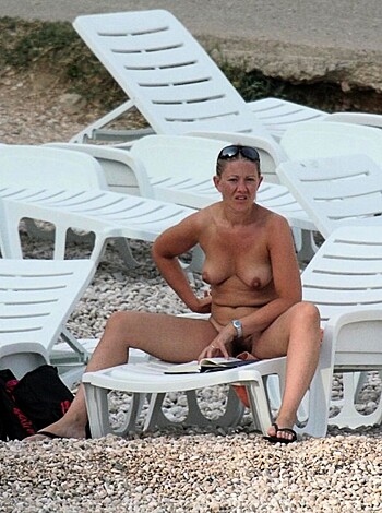 Amateur girls on beach 15 - Photo 17