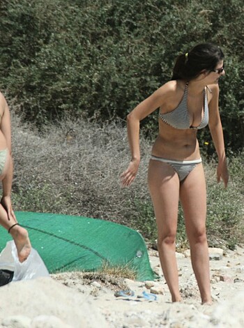 Amateur girls on beach 15 - Photo 19