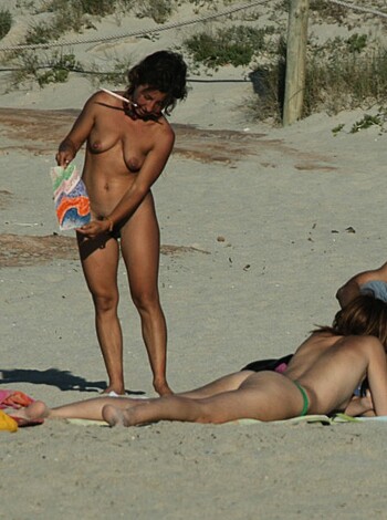 Amateur girls on beach 15 - Photo 25