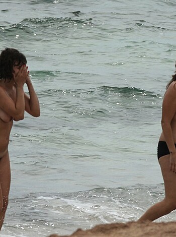 Amateur girls on beach 15 - Photo 33