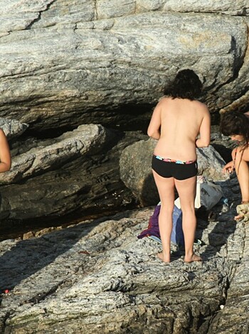 Amateur girls on beach 15 - Photo 34