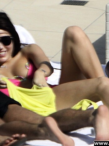 Miley Cyrus - Bikini Candids at the Fontainebleau Hotel in Miami - celebrity - Photo 4