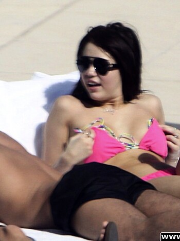 Miley Cyrus - Bikini Candids at the Fontainebleau Hotel in Miami - celebrity - Photo 6