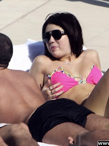 Miley Cyrus - Bikini Candids at the Fontainebleau Hotel in Miami - celebrity - Photo 9
