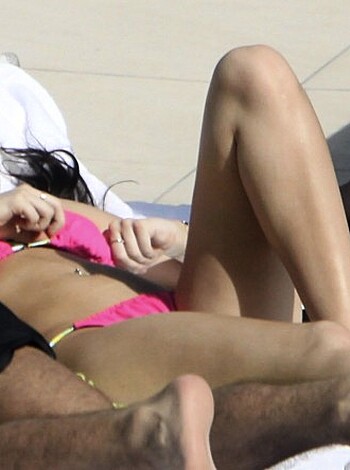 Miley Cyrus - Bikini Candids at the Fontainebleau Hotel in Miami - celebrity - Photo 10