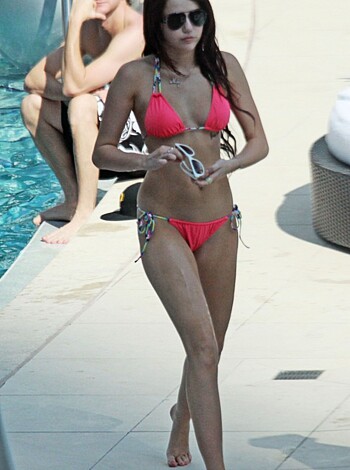 Miley Cyrus - Bikini Candids at the Fontainebleau Hotel in Miami - celebrity - Photo 23