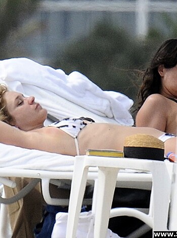 Chloe Sevigny shows off bikini body in Miami Beach - celebrity - Photo 14