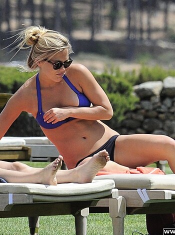 Bar Refaeli - Bikini NipSlip Candids in Porto Cervo - celebrity - Photo 13