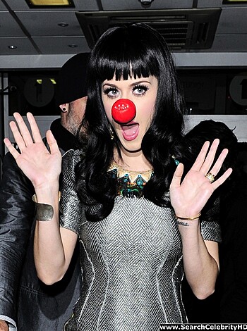 Katy Perry – Upskirt Candids at BBC Radio 1 in London - celebrity - Photo 4