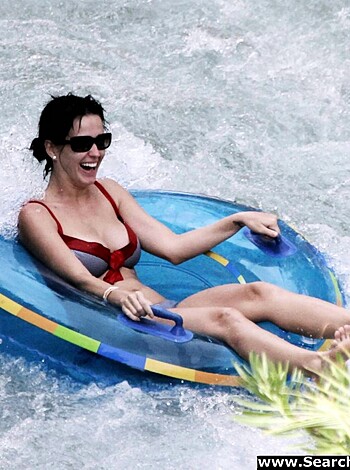 Katy Perry - Bikini Candids at Atlantis Paradise Island - celebrity - Photo 3