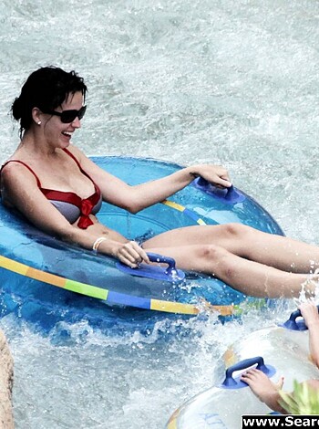 Katy Perry - Bikini Candids at Atlantis Paradise Island - celebrity - Photo 2