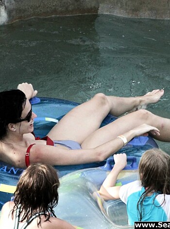 Katy Perry - Bikini Candids at Atlantis Paradise Island - celebrity - Photo 5