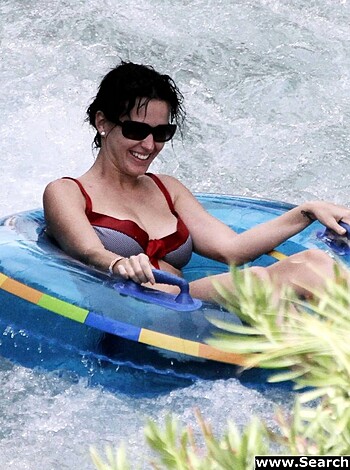 Katy Perry - Bikini Candids at Atlantis Paradise Island - celebrity - Photo 6