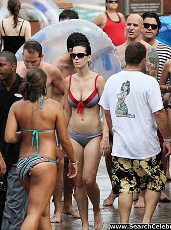 Katy Perry - Bikini Candids at Atlantis Paradise Island - celebrity - Photo 8