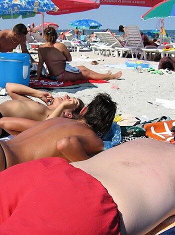 Fuckin' bitches on the beach with their titties out, chillin' in some stupid-ass bathing suits and shit.