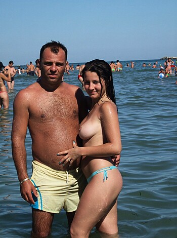 Romanian girl on the beach - Photo 6
