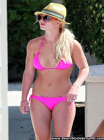 Britney Spears in Pink Bikini in Marina del Rey - celebrity - Photo 1