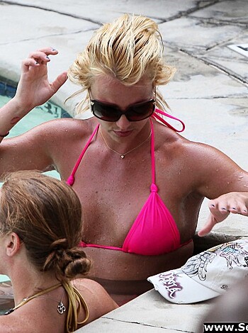 Britney Spears in Pink Bikini in Marina del Rey - celebrity - Photo 6