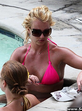 Britney Spears in Pink Bikini in Marina del Rey - celebrity - Photo 7