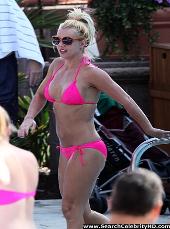 Britney Spears in Pink Bikini in Marina del Rey - celebrity - Photo 14
